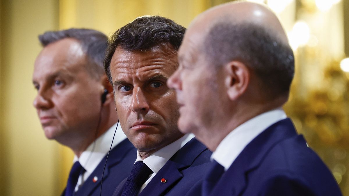 Ukrajinská protiofenziva potrvá týdny či měsíce, řekl Macron